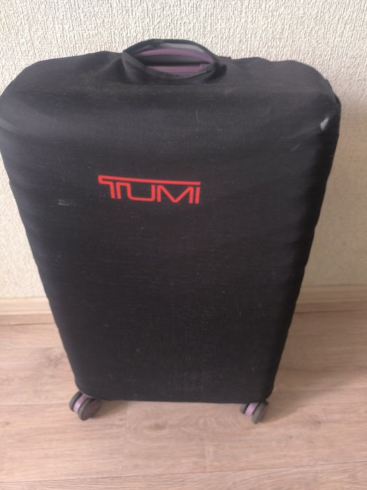 Продам чемодан с чехлом
