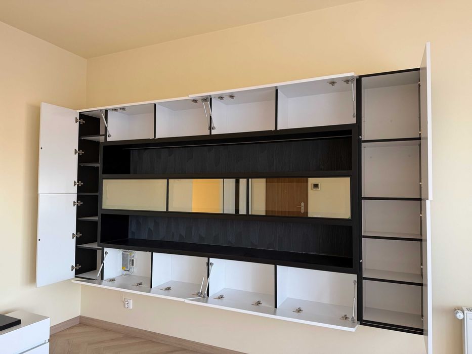 Mobilă living MDF alb/negru, feronerie Blum, LED dimabil, dimensiuni 315 × 170 cm