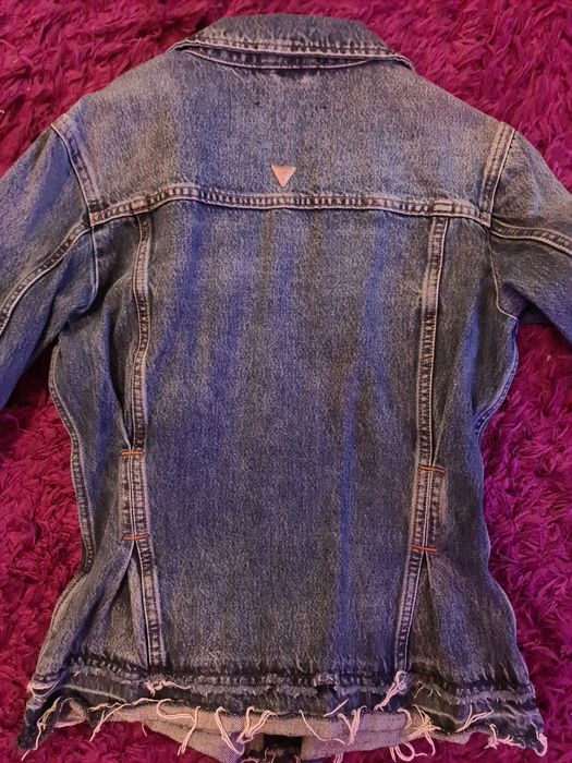Vând jacheta blugi GUESS