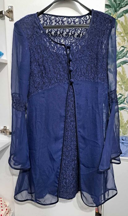 Продавам дамски комплект от дантелена рокля и тюлено горнище!