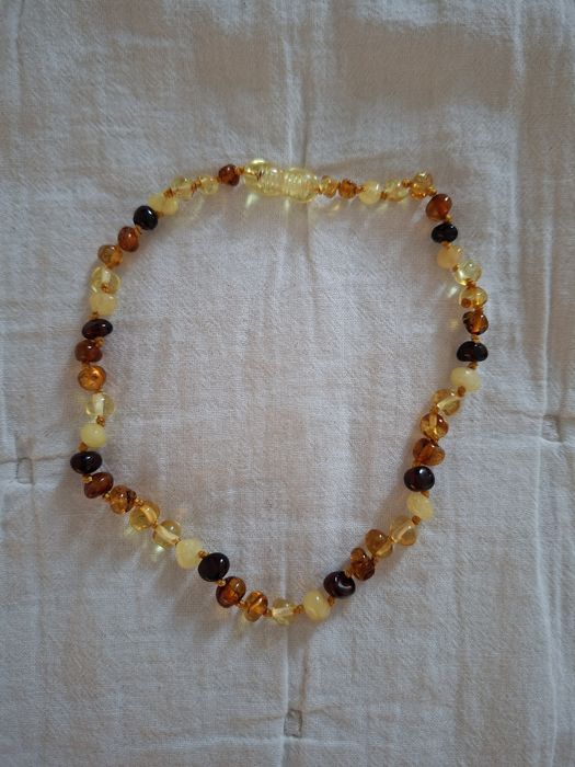 Герданче за дете от естествен Балтийски кехлибар,,Медени топчета”