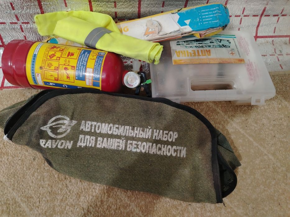 АПТЕЧКА +Знак +Огнетушитель +Накидка.