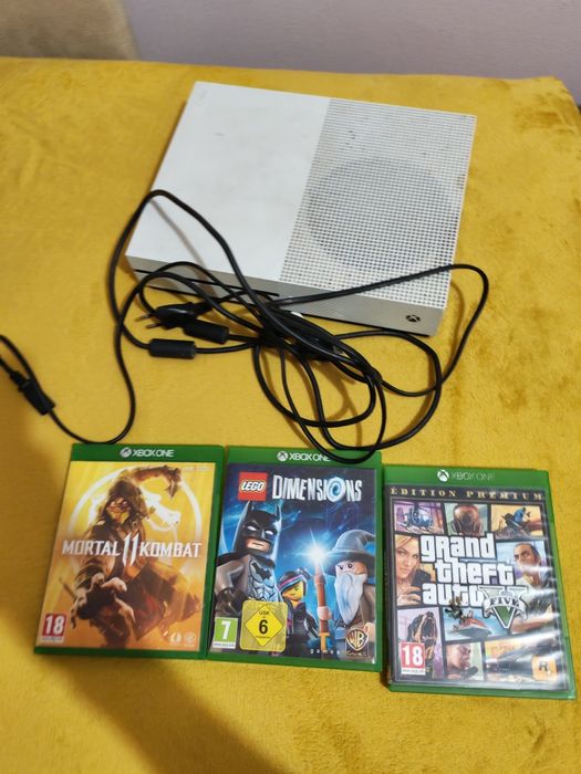 Vând Xbox one folosit+ 3 manete+ GTA fifa 25 și plus jocurile care mai sunt pe el
