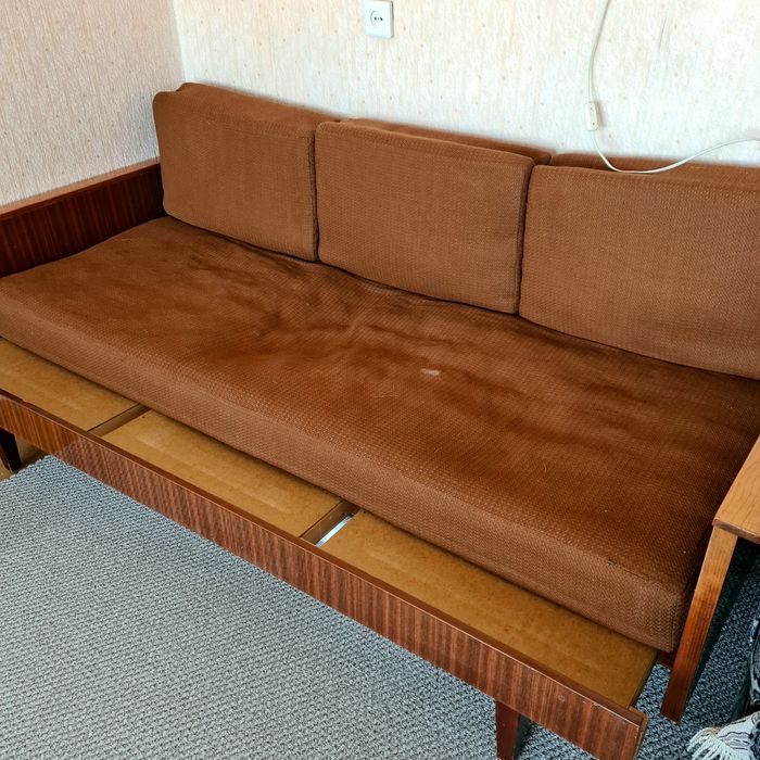 Диван деревянный