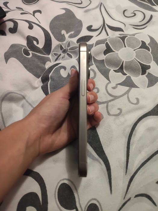 iPhone 15 pro / 256 GB
