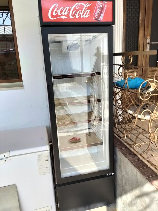 Ветрина холодильник сотилади.