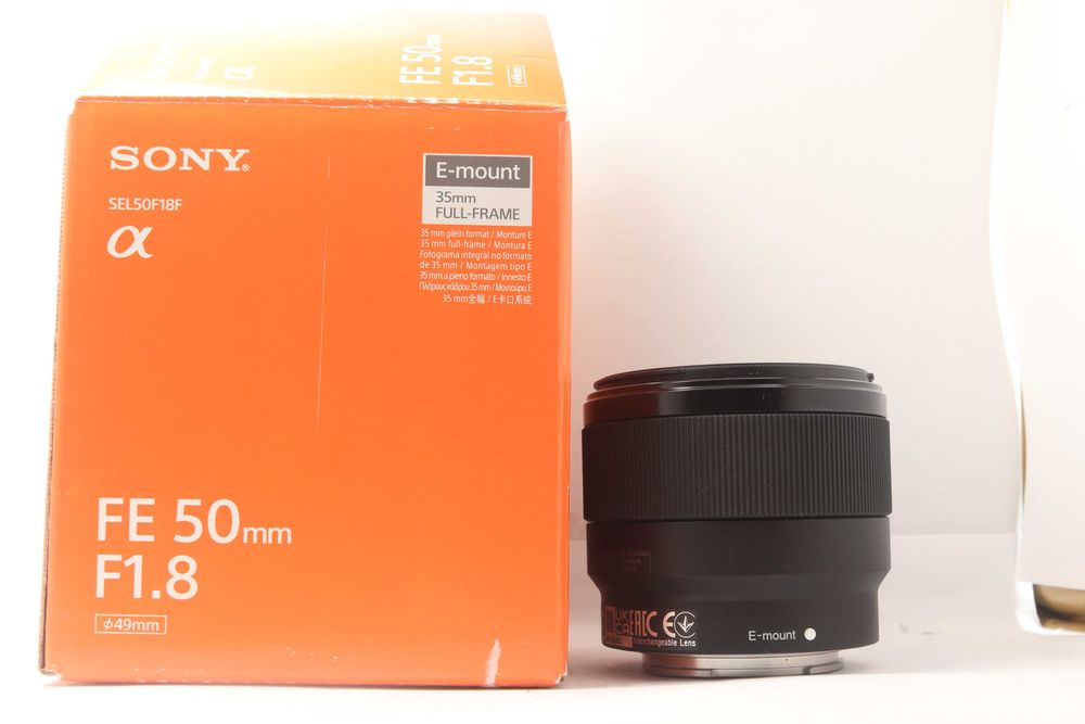 Vând obiectiv Sony FE 50mm f/1.8 pentru montură Sony E, full-frame, în stare excelentă, practic ca nou.
