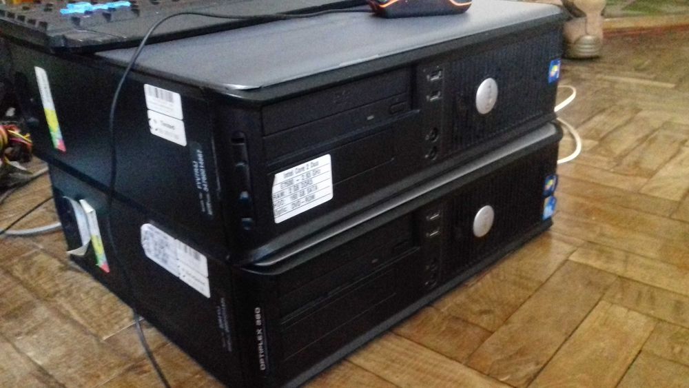 Trei calculatoare desktop