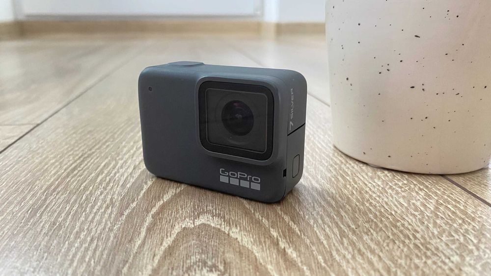 GoPro Hero7 Silver + geantă cu accesorii CADOU | Cameră video / foto sport | Perfectă pentru VLOG, Călătorii, sau Bord Auto | Waterproof / Subacvatică
