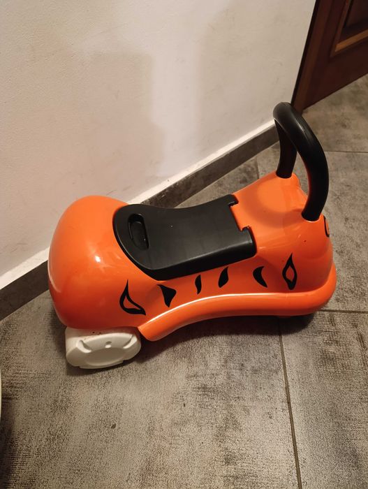 Mașinuța pentru bebe