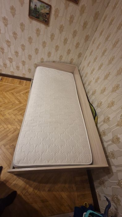 Детская кровать с матрасом.