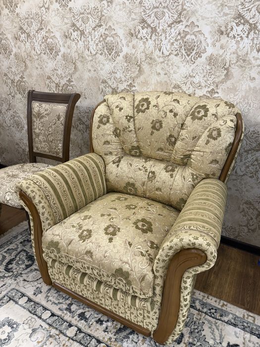 Продам 2 Дивана и кресло