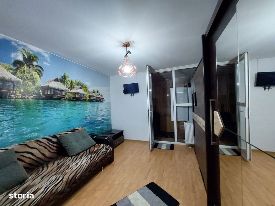 Garsonieră de închiriat, Tractorul (Coresi)