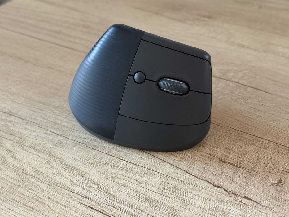 Logitech Lift Vertical – Ергономична мишка (Graphite)