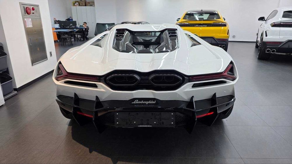 Lamborghini Revuelto