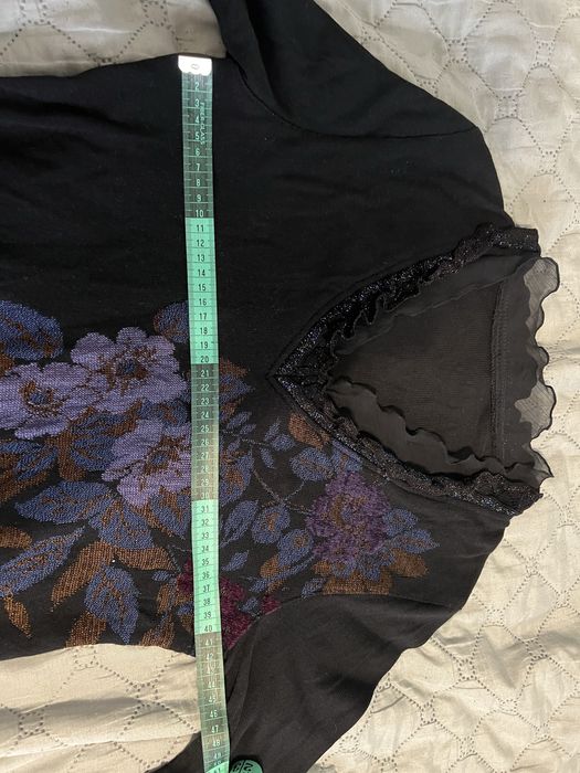 Прекрасна, ефектна блуза с бродерия, ламе и дантела на деколте и ръкав