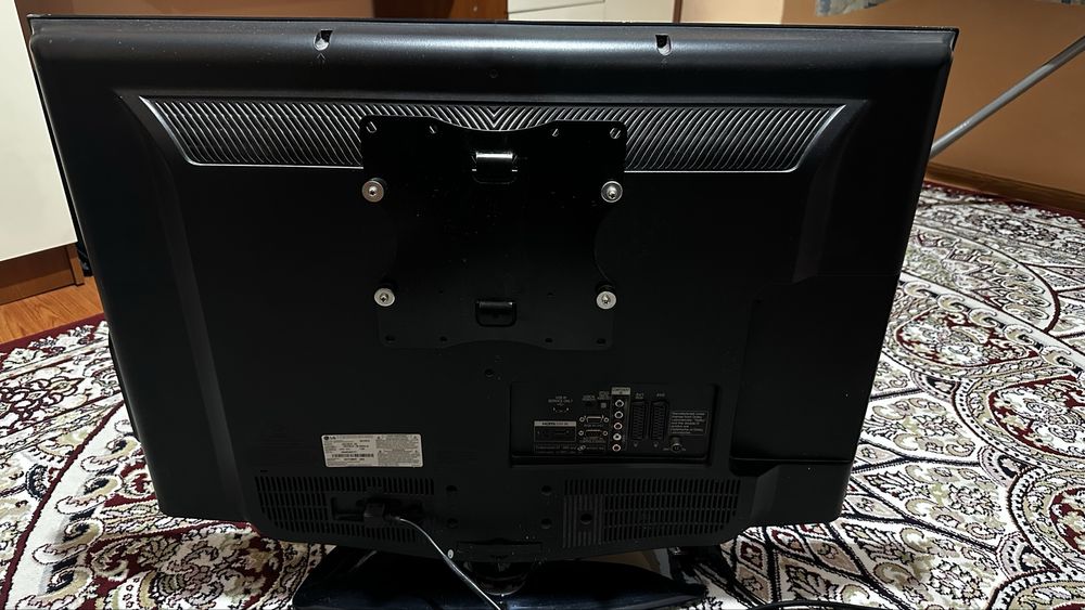 Телевизор LG 32 " с кранштейном