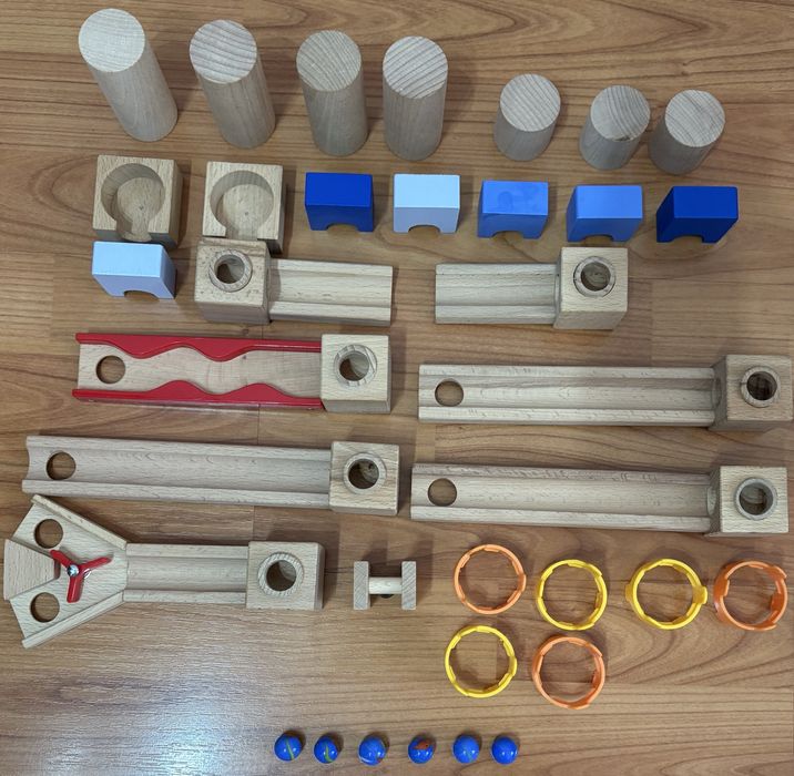 Vând joc construcție cu piese din lemn, circuit cu bile