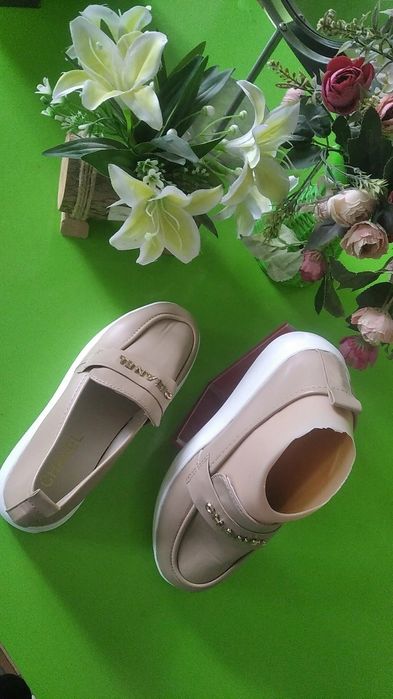 Ayollar oyoq kiyimlari