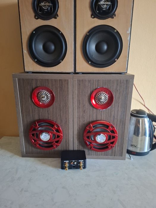 Vând tot ce se vede în poze!
Prețul de 300 de lei include două perechi de boxe și un amplificator.