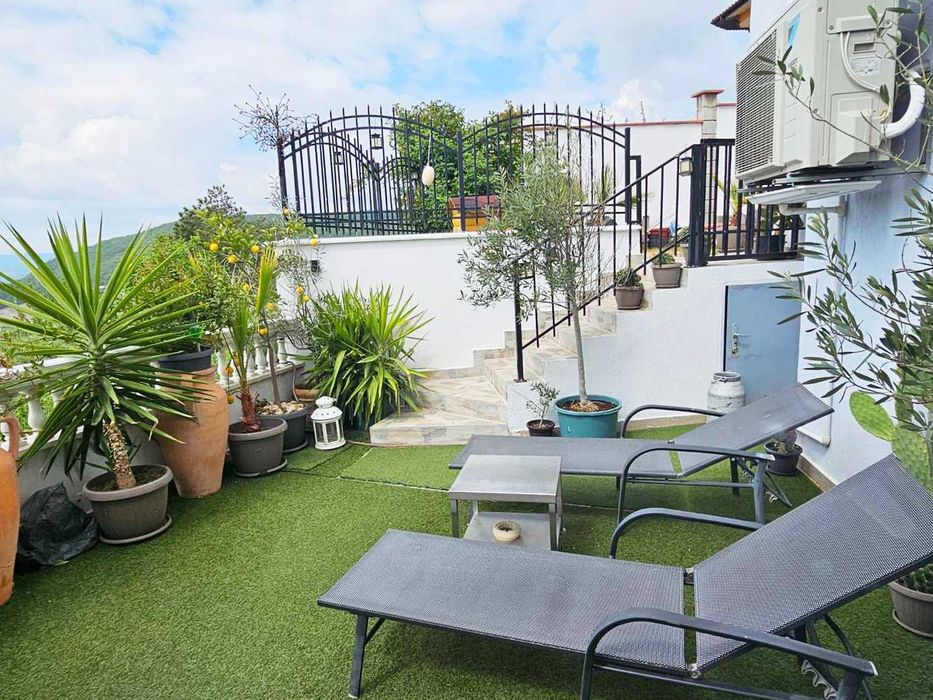 Луксозна триетажна къща с басейн, сауна и гараж в гр. Балчик