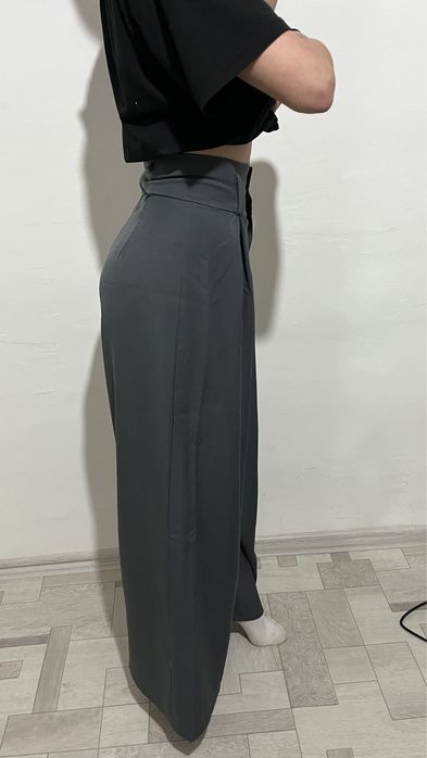 Брюки сером оттенке.