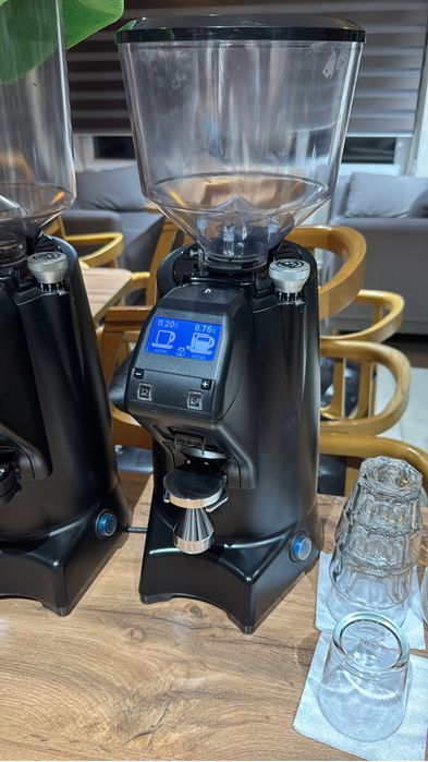 Продаю кофемашинку Simonelli appia life 2