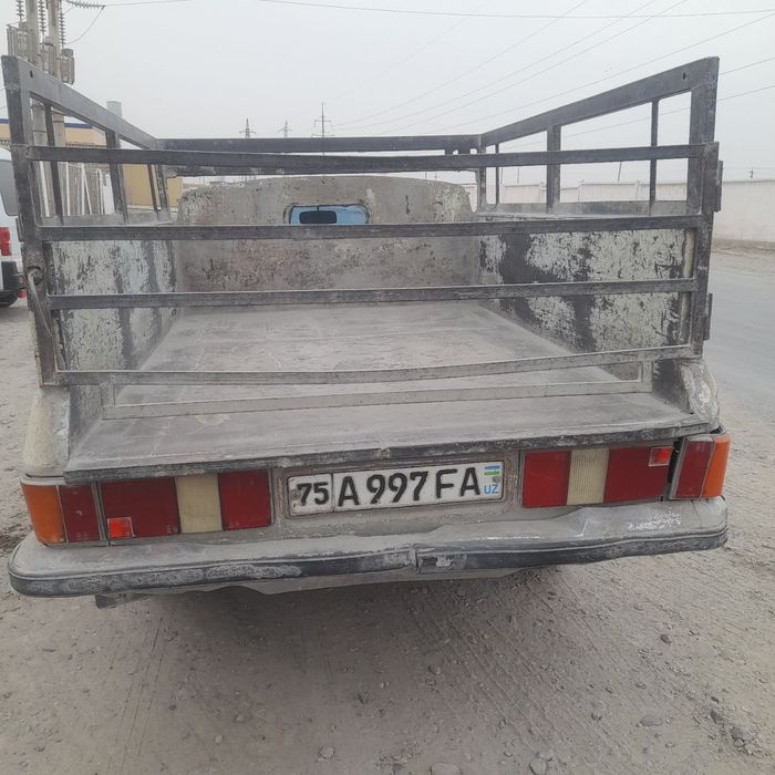 Gaz 3102 Sotiladi Metani bor ikki tonnagacha yuka oladi