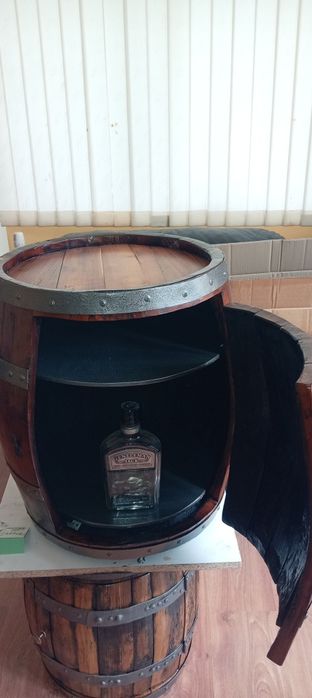 Ретро мини бар изработен дъбова Бъчва. Подходящ. За неповторим подарък  за любилей./ЧРД/имен ден подходящо същото така за Бърбекюта и навеси