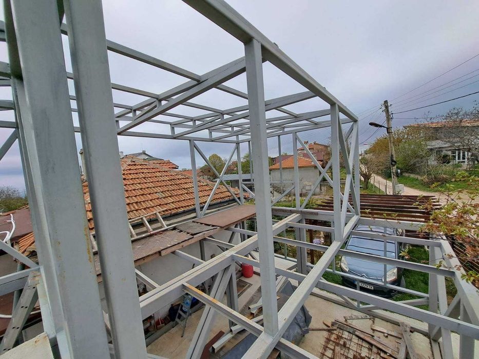 Метална конструкция за двуетажна къща, преместваема