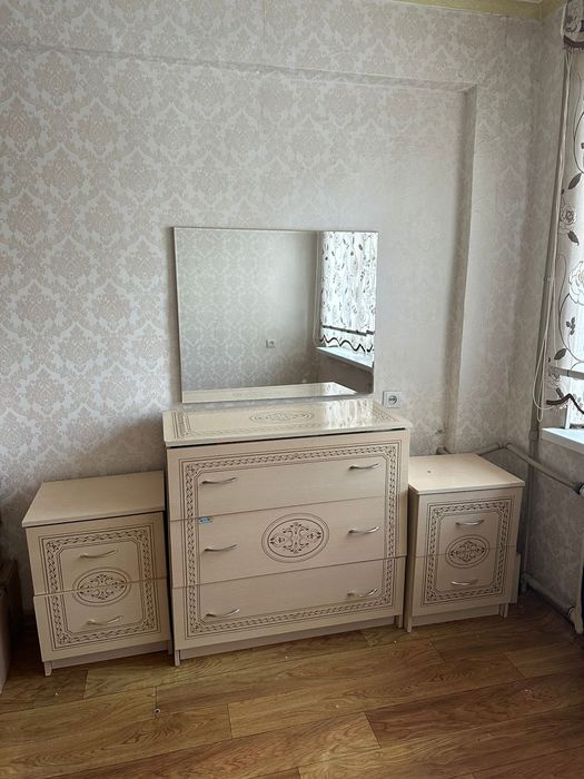 Диван шифоньер тумбочка стол стулья