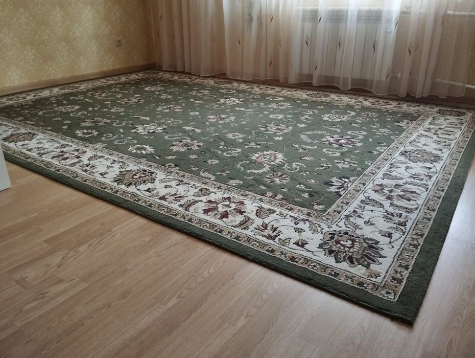 Продам Ковёр 2,5 × 3,5 м.