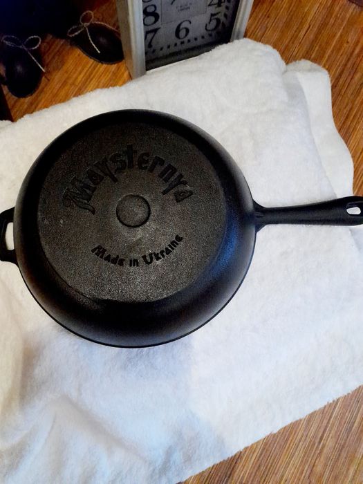 Чугунен тиган,две нови кухненски дьски орех