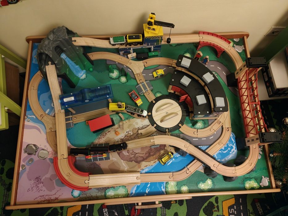 Дървен влак - писта в комплект с маса