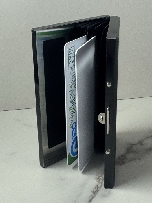 Невероятен нов метален RFID калъф за карти с 6 отделения