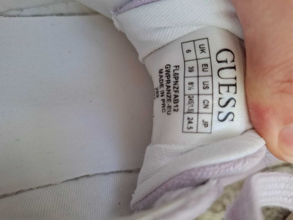 Кецове на марката Guess