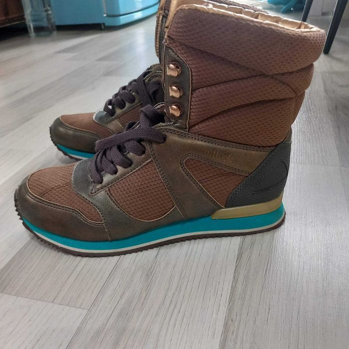 Продава женски боти -ellese