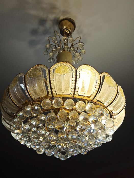 Две одинаковые хрустальные люстры