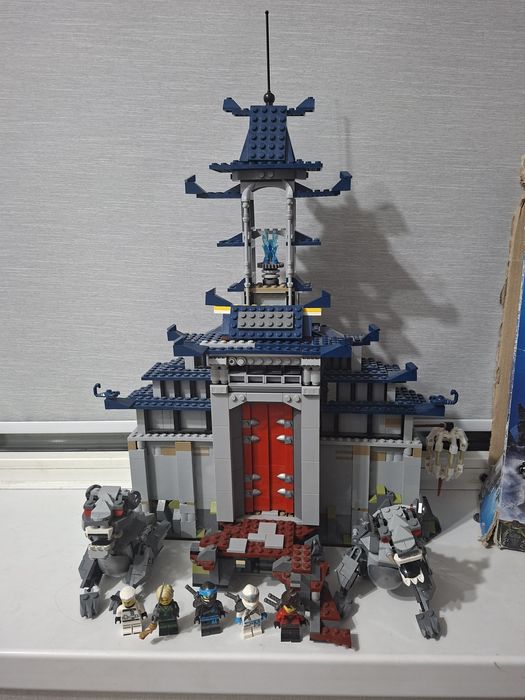 Набор Лего с фигурками .