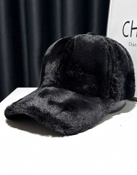 Пухена шапка с козирка - зимна- в бяло , черно