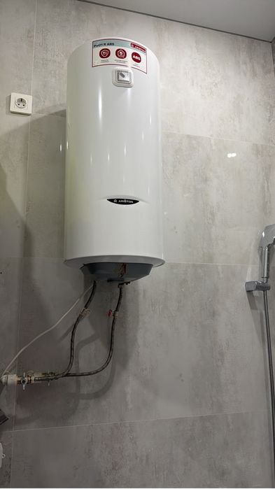 Продам бойлер аристон на запчасть. Включается. Потек бак.