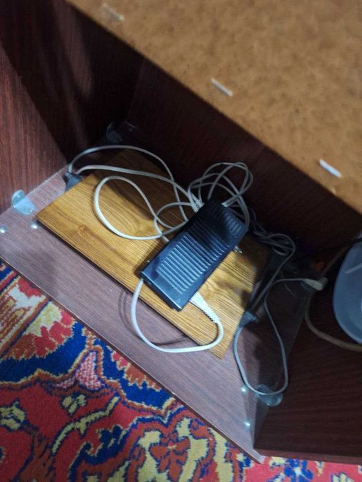 Швейная машинка в отличнос состоянии с встроенным столом