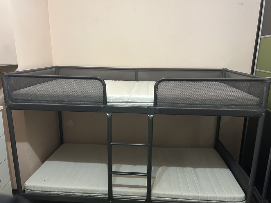 Метално двуетажно легло с 2 броя матраци