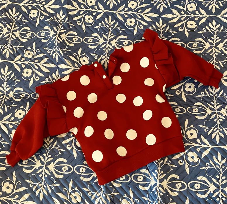 Costum gros rosu cu buline cu Minnie Mouse marimea 74-80