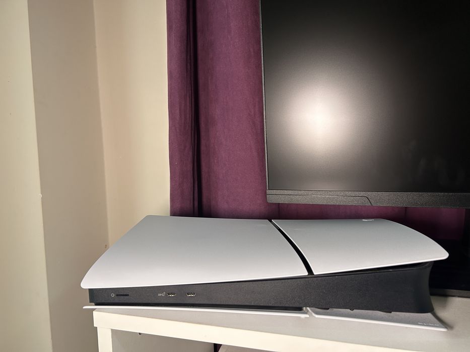 Kit gaming cu PS5 slim 825 GB