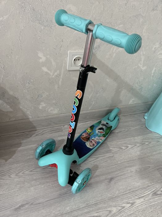 детская машинка и самокат