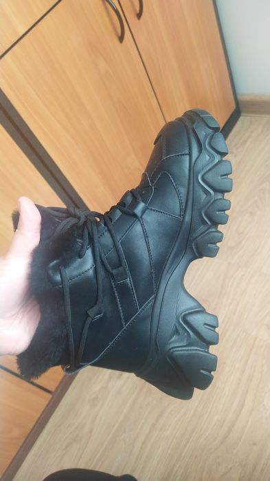 Продам новые кроссовки