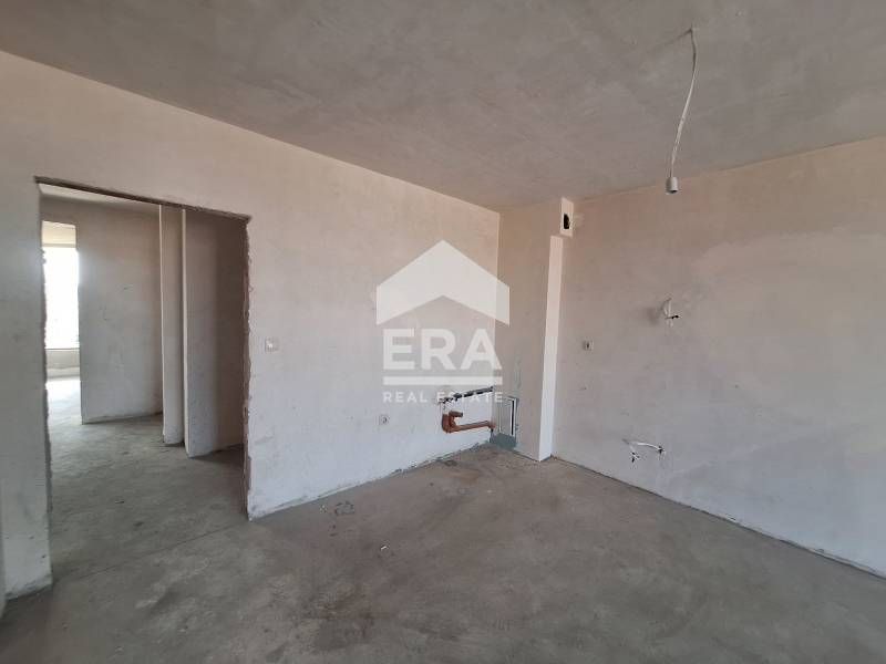 Тристаен апартамент в нова сграда с Акт 16 в района на Колхозен пазар