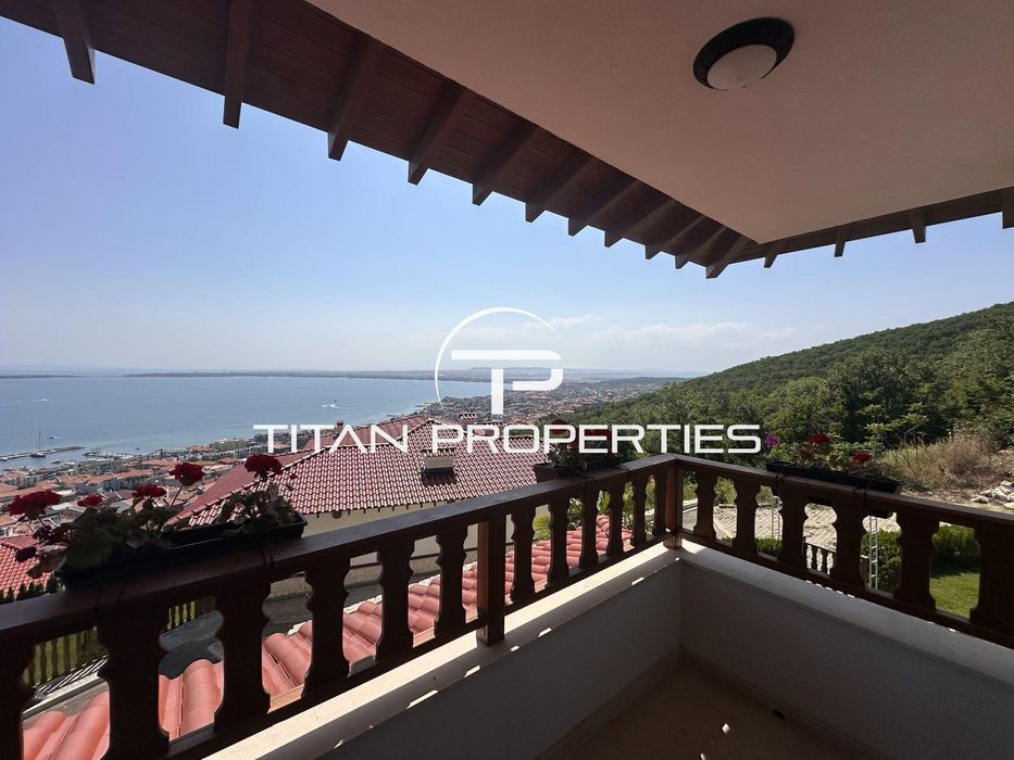 Двуетажна Къща с панорамен изглед към морето в гр. Свети Влас.