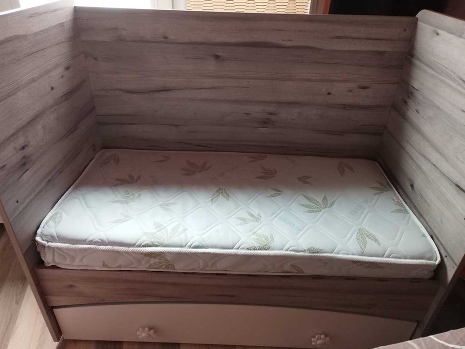 Детско легло с люлеещ механизъм "Краси" + 2 матрака 60х120